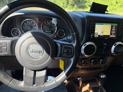 Used 2016 Jeep Wrangler Unlimited Sahara w/ Connectivity Group AWD/4WD image 34
