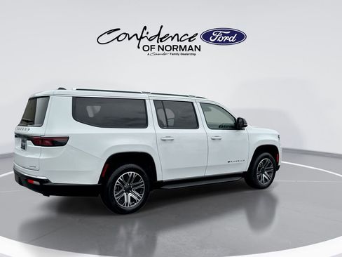 Used 2024 Jeep Wagoneer L Series II RWD image 9