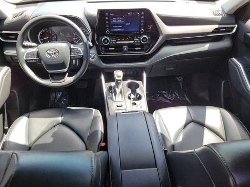 Used 2022 Toyota Highlander XLE AWD/4WD image 15