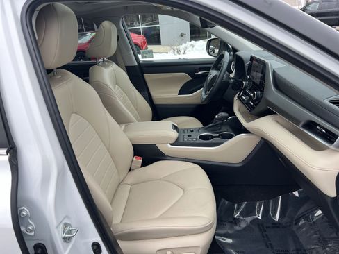 Used 2023 Toyota Highlander XLE image 27