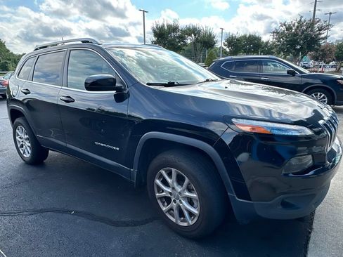 Used 2018 Jeep Cherokee Latitude Plus w/ Comfort/Convenience Group AWD/4WD image 3