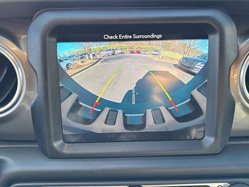 Used 2018 Jeep Wrangler Unlimited Sahara image 30
