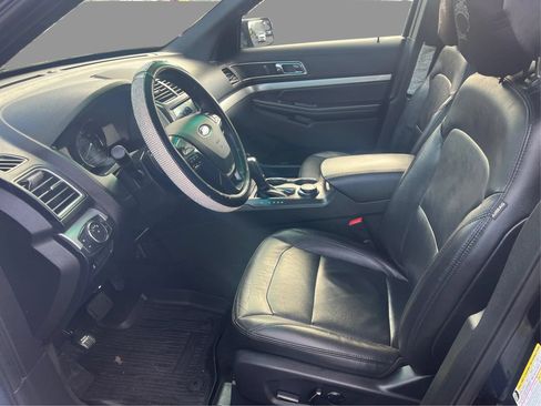 Used 2017 Ford Explorer XLT w/ Equipment Group 202A AWD/4WD image 10