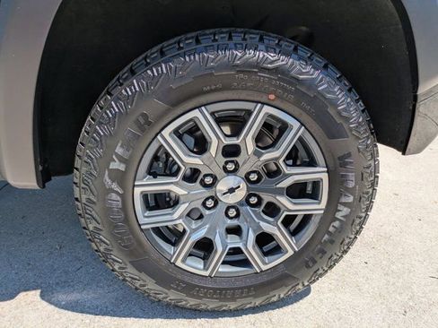 Used 2024 Chevrolet Colorado Z71 w/ Z71 Convenience Package 2 image 10