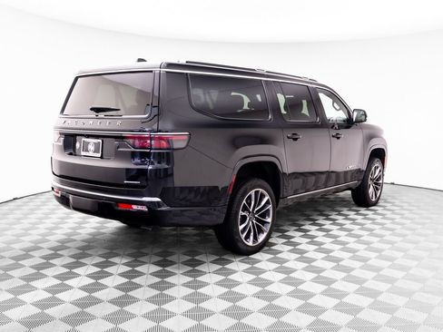 Used 2024 Jeep Wagoneer L Series III w/ Premium Group I AWD/4WD image 7