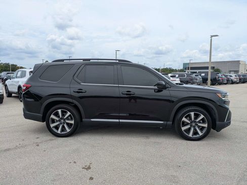 Used 2025 Honda Pilot Touring image 4