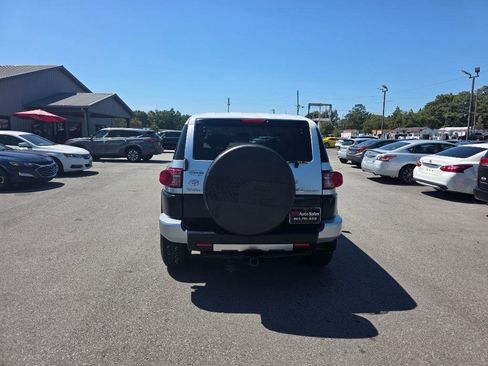 Used 2007 Toyota FJ Cruiser 2WD w/ Upgrade Pkg 1 image 3