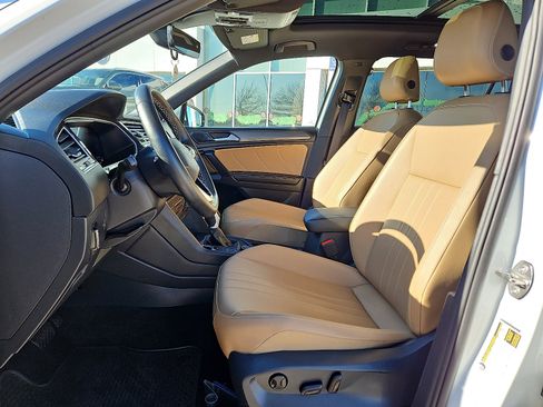 Certified 2024 Volkswagen Tiguan SE image 10