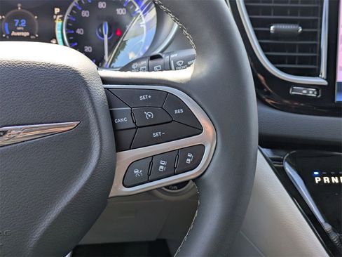 Used 2024 Chrysler Pacifica Touring-L image 22