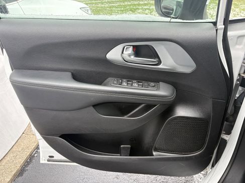 Used 2023 Chrysler Pacifica Touring image 3