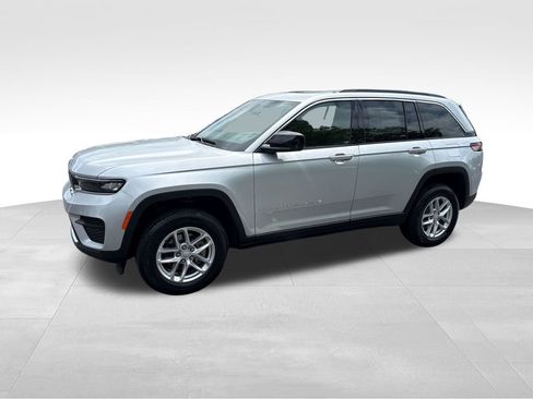Used 2025 Jeep Grand Cherokee Laredo X w/ Luxury Tech Group I AWD/4WD image 2