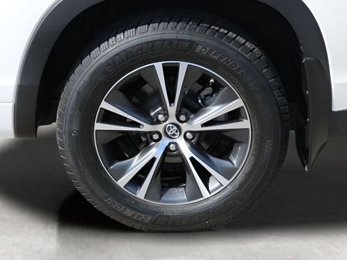 Used 2018 Toyota Highlander Plus FWD image 9