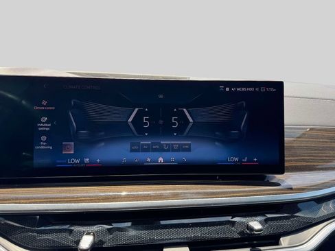 Certified 2024 BMW X7 xDrive40i w/ M Sport Package AWD/4WD image 13