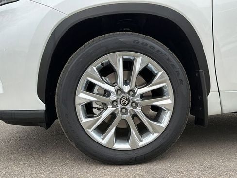 New 2026 Toyota Highlander Limited image 12