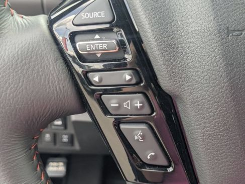 Used 2025 Nissan Frontier PRO-4X AWD/4WD image 16