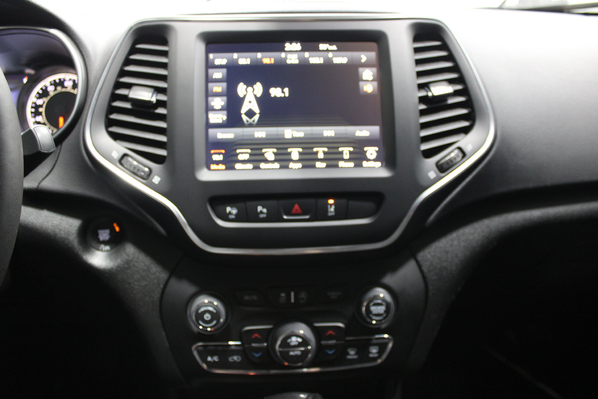 Used 2023 Jeep Cherokee Altitude Lux AWD/4WD image 32