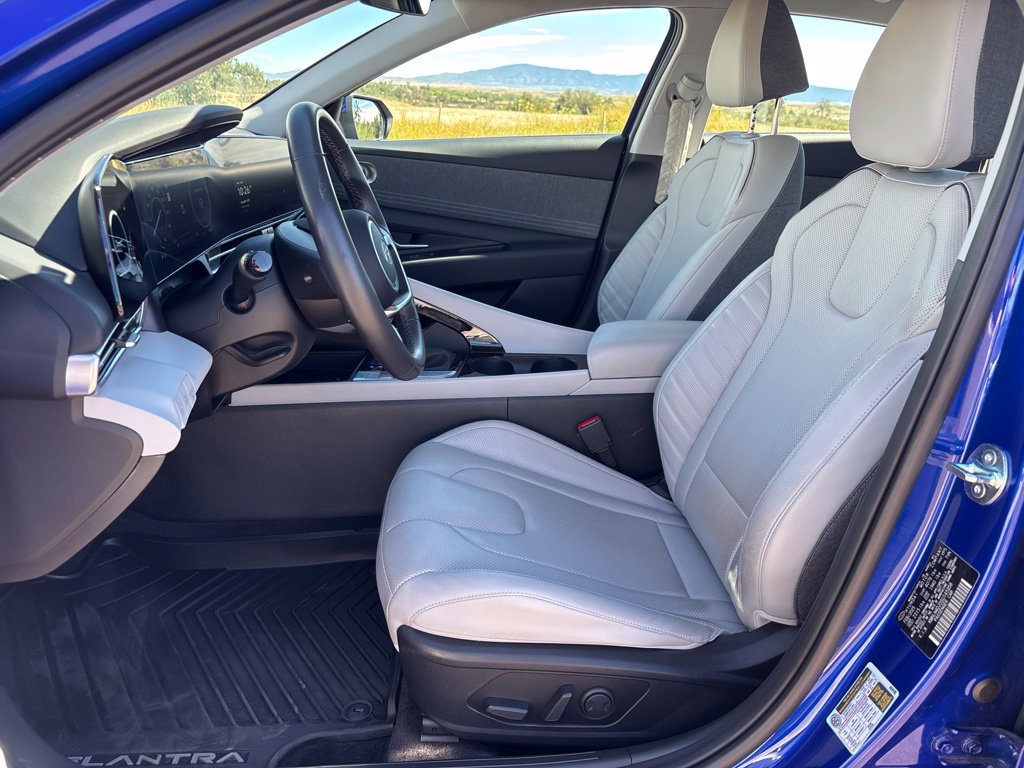 Certified 2025 Hyundai Elantra Limited FWD image 9