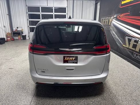 Used 2024 Chrysler Pacifica Touring-L FWD image 16