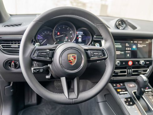 Certified 2025 Porsche Macan image 12