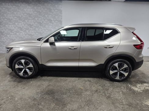 Used 2024 Volvo XC40 B5 Plus image 2