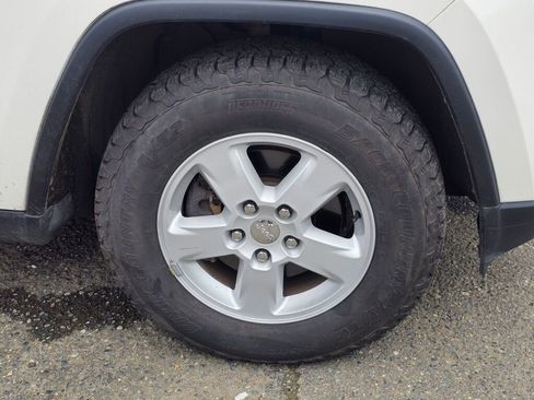 Used 2012 Jeep Grand Cherokee Laredo w/ Laredo E Group image 9