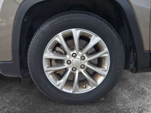 Used 2019 Jeep Cherokee Latitude w/ Popular Appearance Group FWD image 9