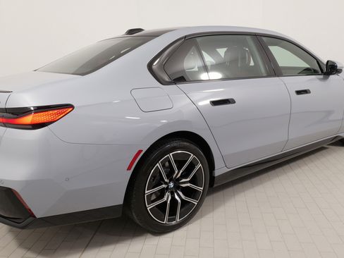 Used 2024 BMW 740i xDrive image 9