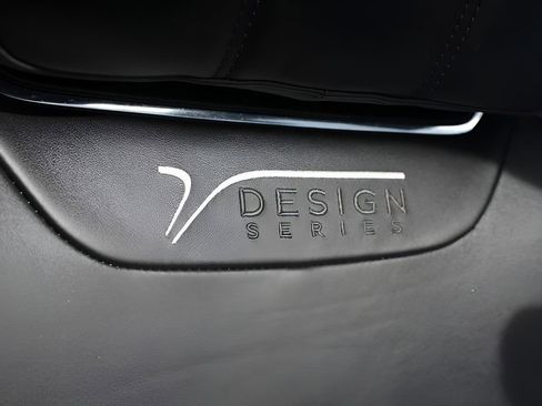 Used 2020 Bentley Bentayga Design Series AWD/4WD image 40