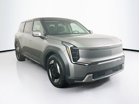 Used 2024 Kia EV9 Light RWD image 3