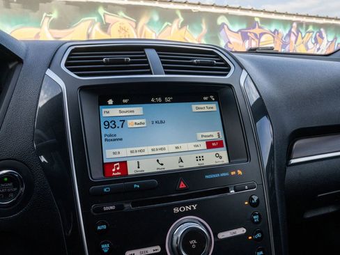 Used 2018 Ford Explorer Limited image 27