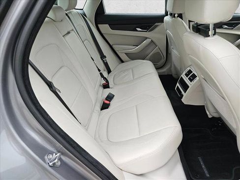 Used 2021 Jaguar XF SE RWD image 21
