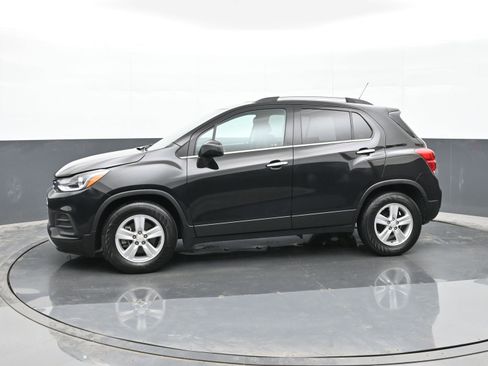 Used 2020 Chevrolet Trax LT w/ LT Convenience Package image 5