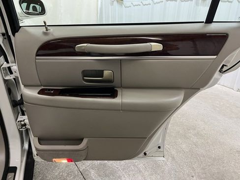 Used 2005 Lincoln Town Car Signature Limited image 16