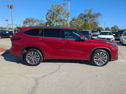 Used 2022 Toyota Highlander Platinum image 3
