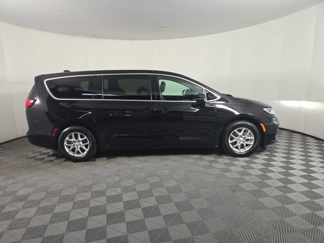 Used 2026 Chrysler Pacifica Select FWD image 2