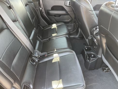 Used 2020 Jeep Gladiator Overland AWD/4WD image 12