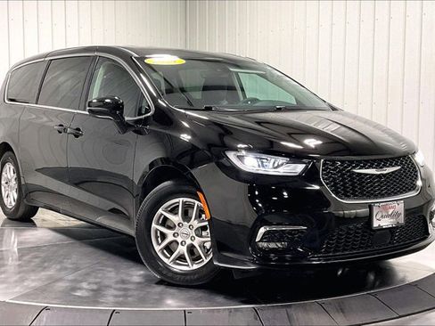 Used 2024 Chrysler Pacifica Touring-L image 3