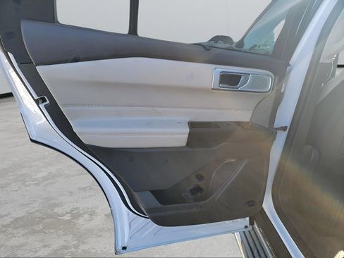 Used 2020 Ford Explorer Platinum w/ Premium Technology Package image 24