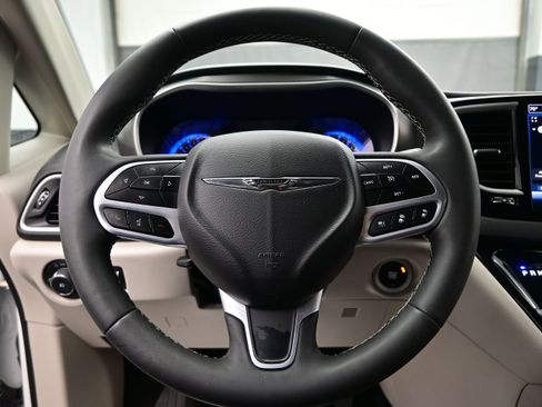 Used 2024 Chrysler Pacifica Touring-L FWD image 23