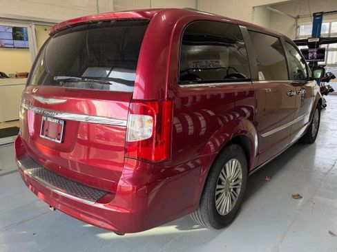 Used 2015 Chrysler Town & Country Touring-L w/ Driver Convenience Group image 11