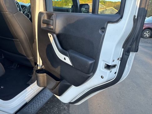Used 2012 Jeep Wrangler Unlimited Sahara image 41