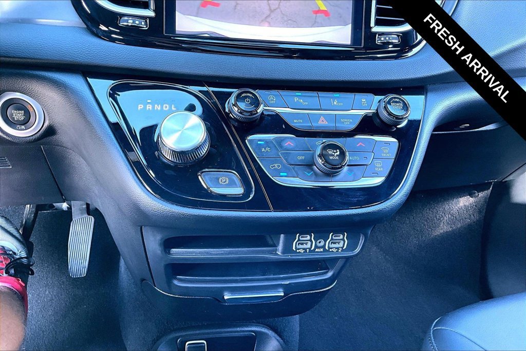 Used 2025 Chrysler Pacifica Select FWD image 8