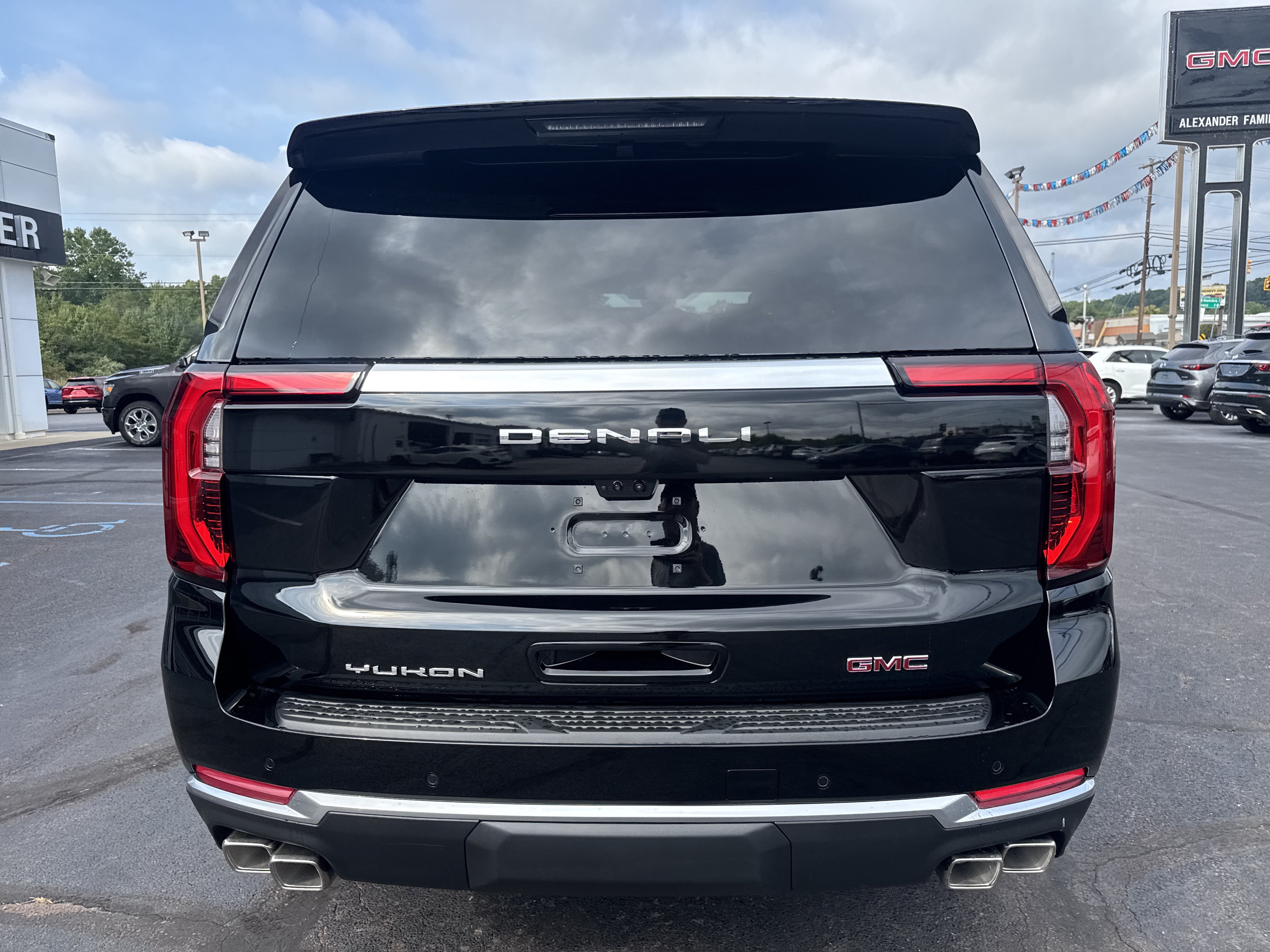 New 2026 GMC Yukon Denali w/ Denali Reserve Package AWD/4WD image 4