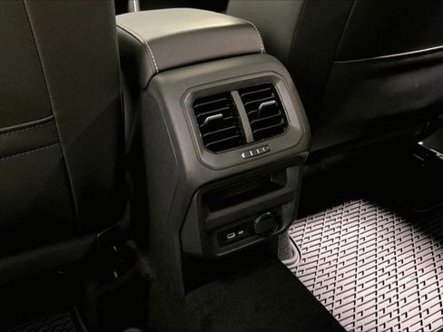 Used 2024 Volkswagen Tiguan SE w/ Panoramic Sunroof Package FWD image 35