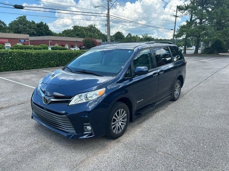 Used 2020 Toyota Sienna XLE w/ XLE Navigation Package FWD image 34