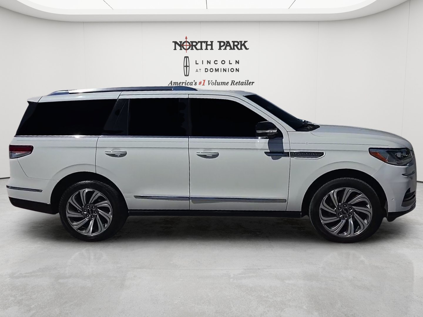 Used 2024 Lincoln Navigator Premiere AWD/4WD image 6