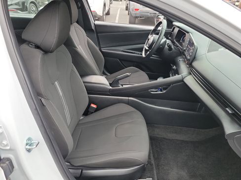 Certified 2025 Hyundai Elantra Sport image 18