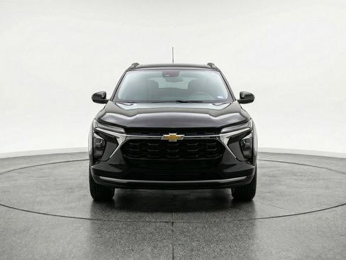 Used 2025 Chevrolet Trax LT image 2