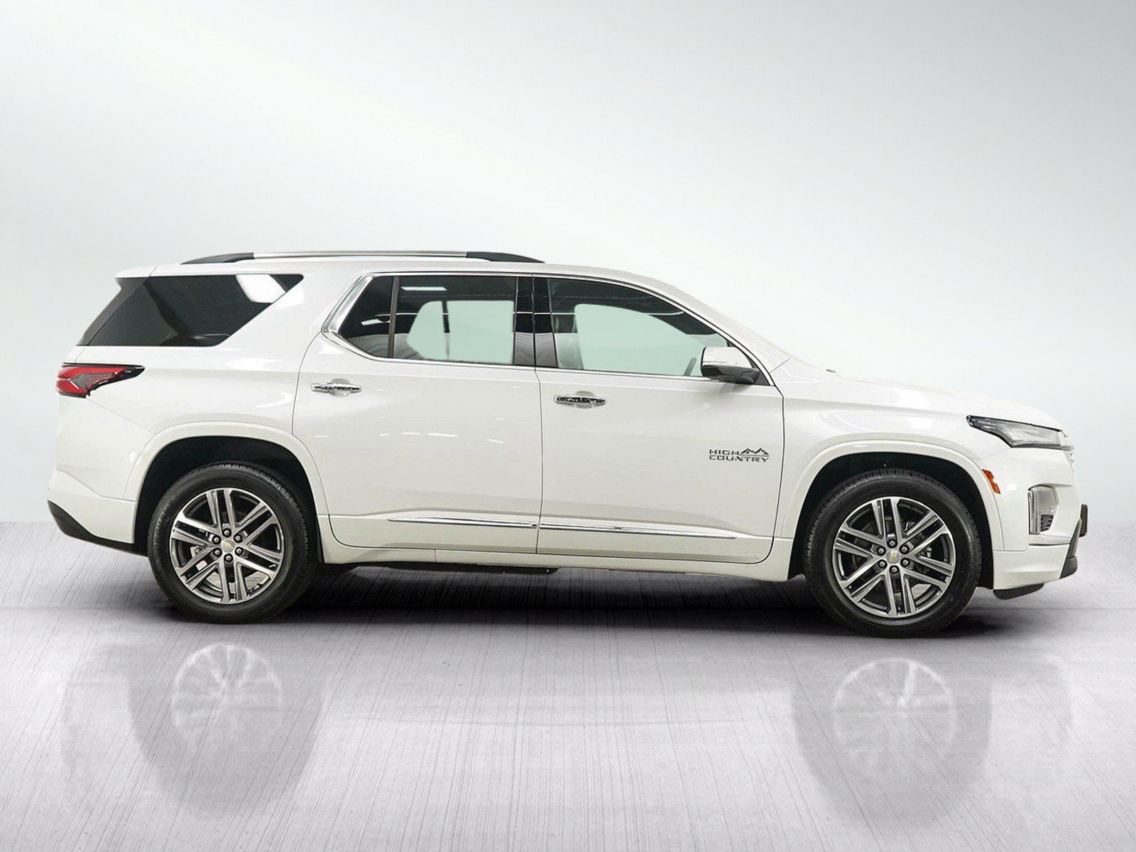 Used 2023 Chevrolet Traverse High Country w/ LPO, Floor Liner Package AWD/4WD image 6