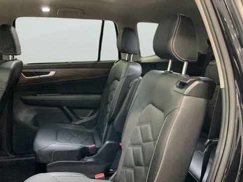 Used 2024 Volkswagen Atlas SE w/ Panoramic Sunroof Package AWD/4WD image 17